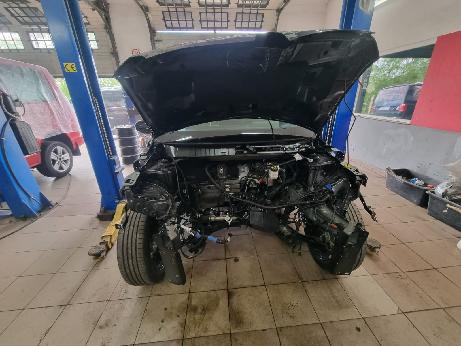 Rozebrany przód auta w trakcie naprawy powypadkowej w warsztacie AUTOSPEC