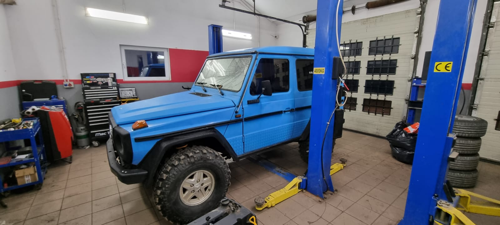 Niebieski Mercedes G na stanowisku serwisowym w warsztacie AUTOSPEC